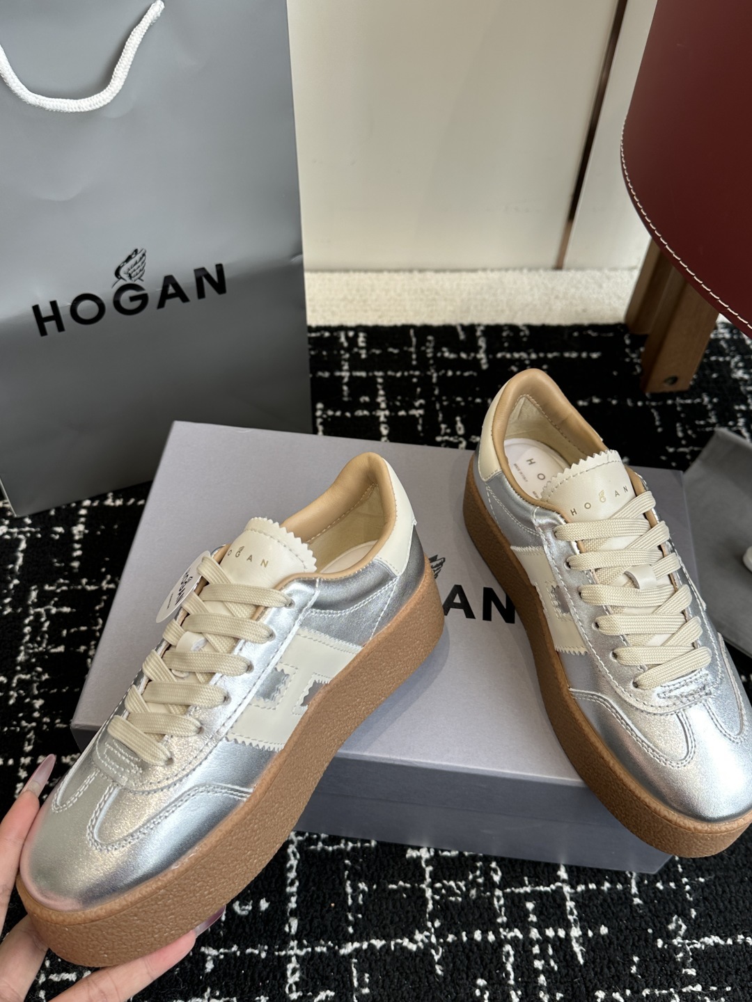 代购级
最新款 Hogan 厚底饼干鞋,
NEW最新款来喽!,饼干鞋系列终于出金属配色啦
鞋面麂