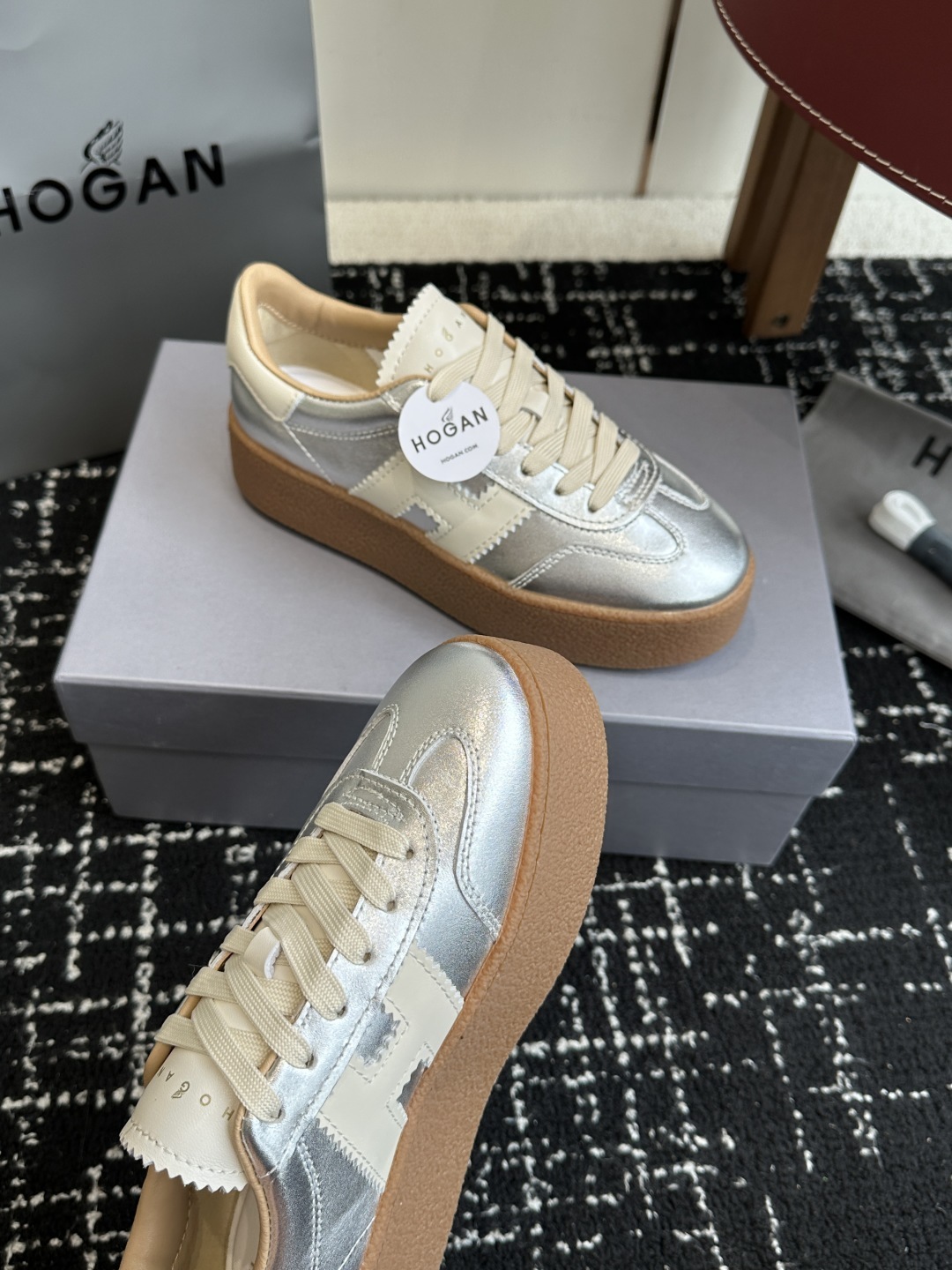 代购级
最新款 Hogan 厚底饼干鞋,
NEW最新款来喽!,饼干鞋系列终于出金属配色啦
鞋面麂