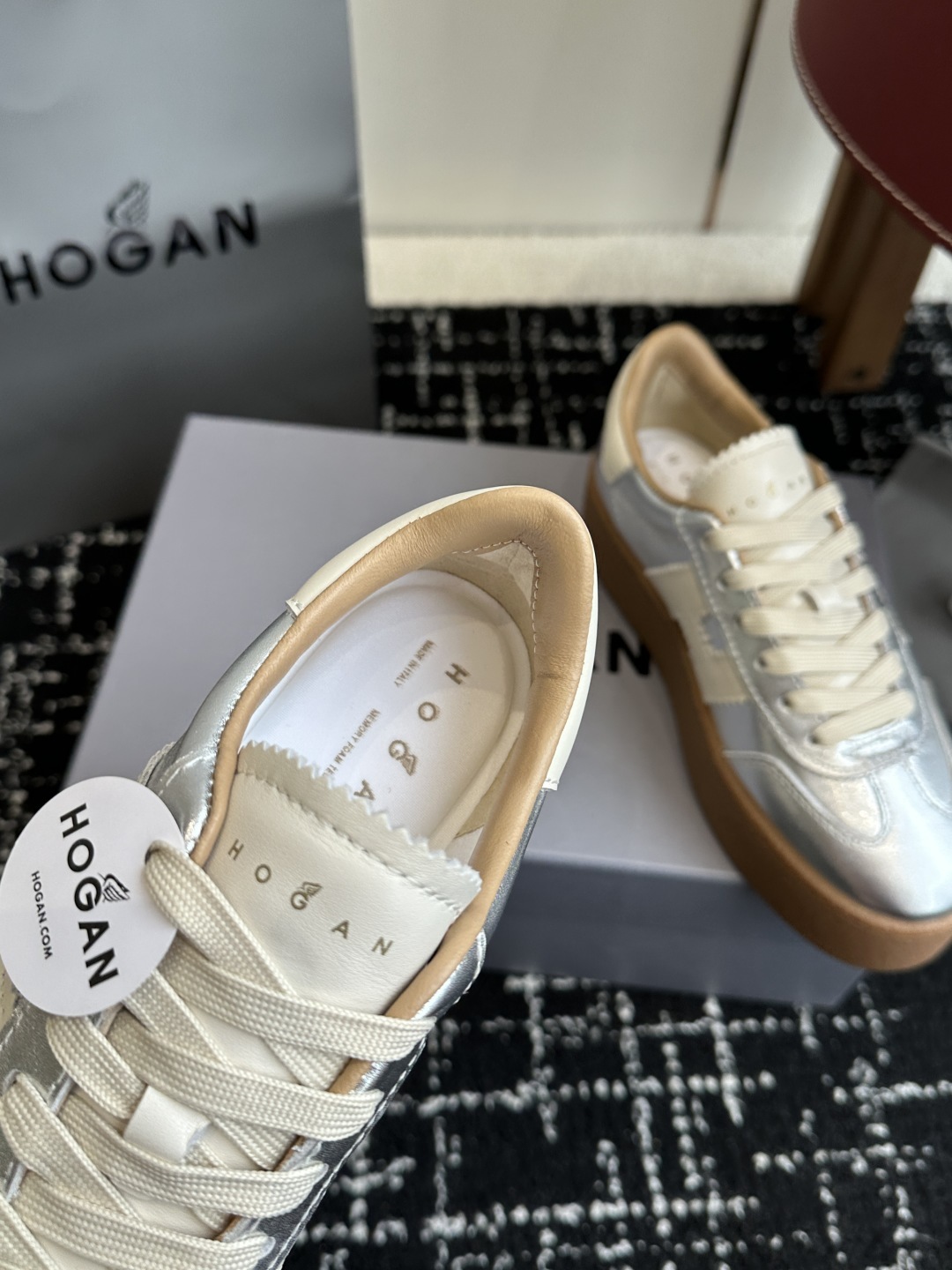代购级
最新款 Hogan 厚底饼干鞋,
NEW最新款来喽!,饼干鞋系列终于出金属配色啦
鞋面麂