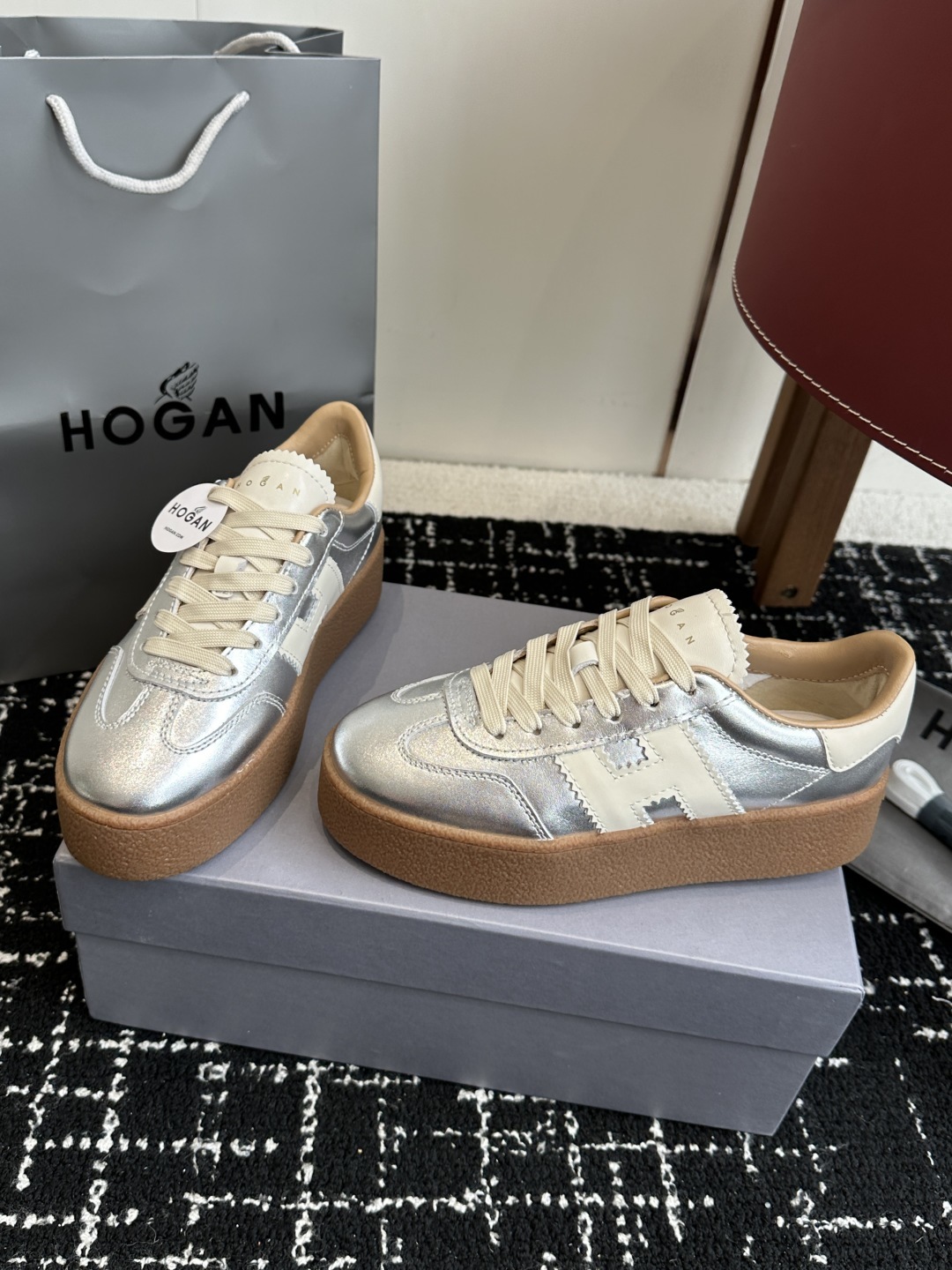 代购级
最新款 Hogan 厚底饼干鞋,
NEW最新款来喽!,饼干鞋系列终于出金属配色啦
鞋面麂