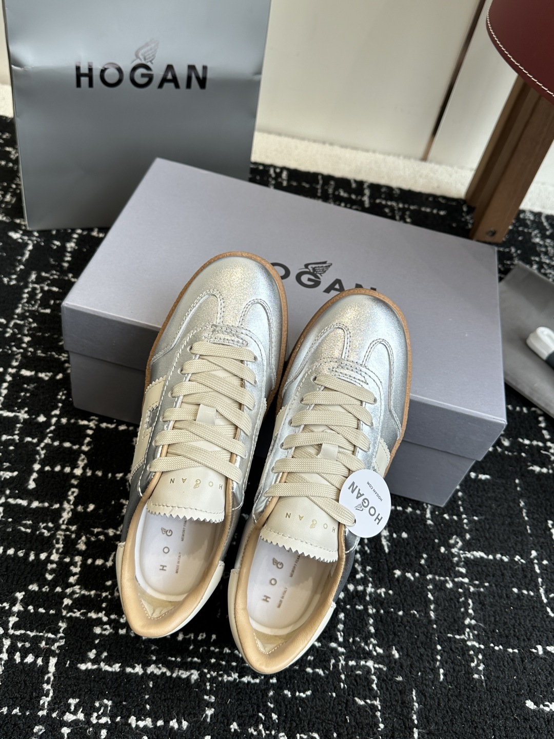 代购级
最新款 Hogan 厚底饼干鞋,
NEW最新款来喽!,饼干鞋系列终于出金属配色啦
鞋面麂