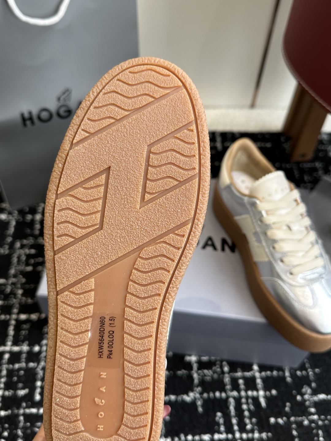 代购级
最新款 Hogan 厚底饼干鞋,
NEW最新款来喽!,饼干鞋系列终于出金属配色啦
鞋面麂