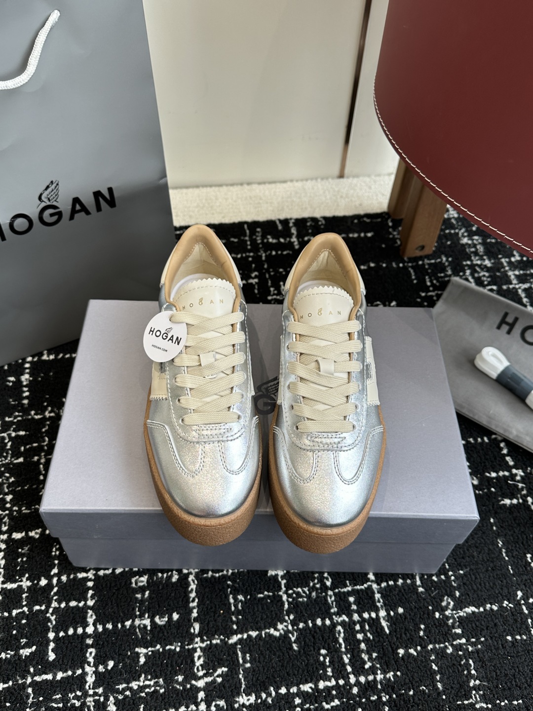 代购级
最新款 Hogan 厚底饼干鞋,
NEW最新款来喽!,饼干鞋系列终于出金属配色啦
鞋面麂