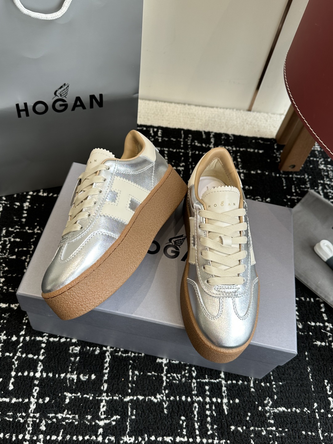代购级
最新款 Hogan 厚底饼干鞋,
NEW最新款来喽!,饼干鞋系列终于出金属配色啦
鞋面麂