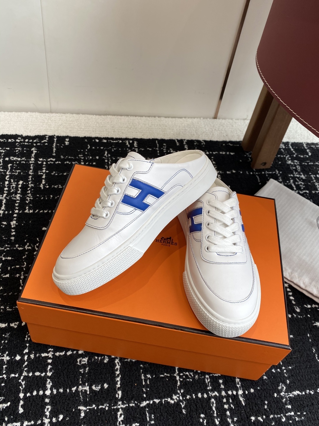代购级
Hermes爱马仕 H系带 情侣款 后空一脚蹬 运动鞋板鞋
工艺极致,同步专柜上新.鞋子的每一