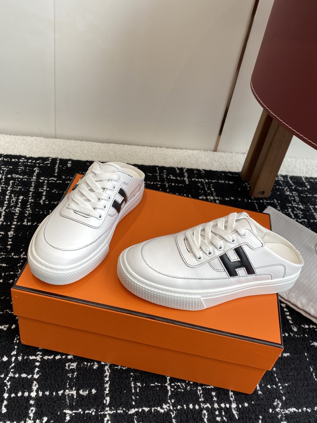 代购级
Hermes爱马仕 H系带 情侣款 后空一脚蹬 运动鞋板鞋
工艺极致,同步专柜上新.鞋子的每一