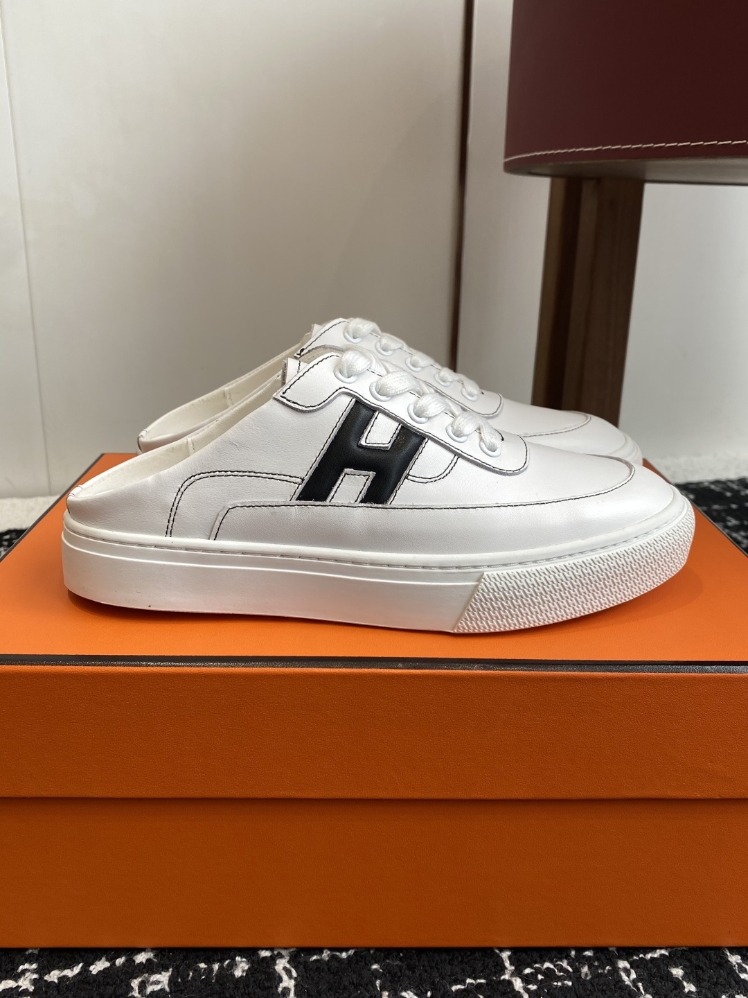 代购级
Hermes爱马仕 H系带 情侣款 后空一脚蹬 运动鞋板鞋
工艺极致,同步专柜上新.鞋子的每一