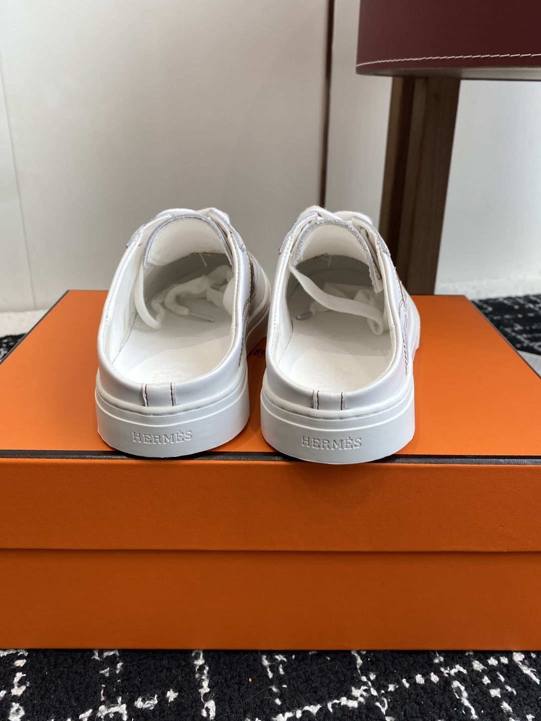 代购级
Hermes爱马仕 H系带 情侣款 后空一脚蹬 运动鞋板鞋
工艺极致,同步专柜上新.鞋子的每一