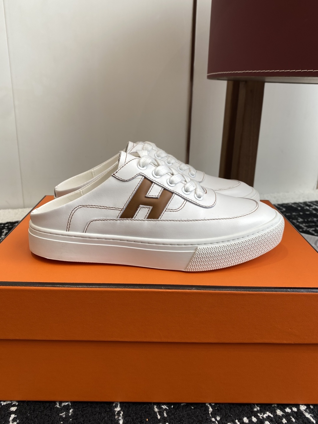 代购级
Hermes爱马仕 H系带 情侣款 后空一脚蹬 运动鞋板鞋
工艺极致,同步专柜上新.鞋子的每一