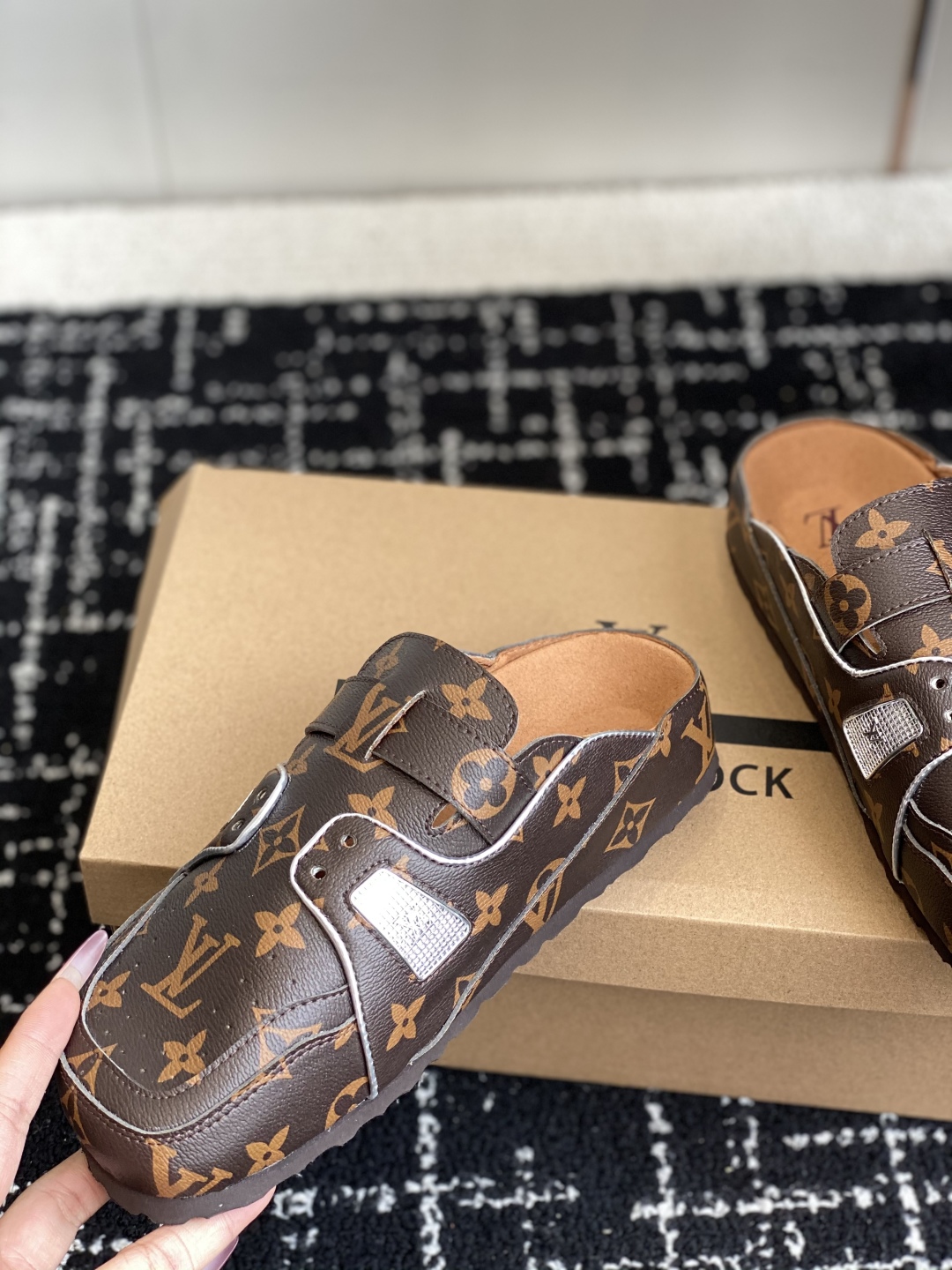 代购级
Birkenstock x 联名Lv 情侣款 系列 这两个品牌刚出联名我就心动了

代购找很久才