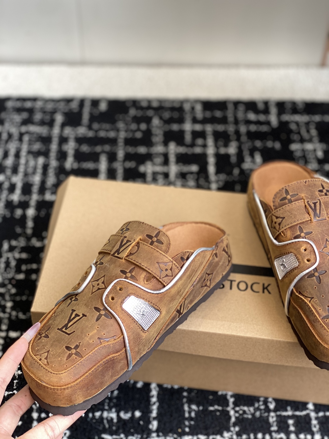 代购级
Birkenstock x 联名Lv 情侣款 系列 这两个品牌刚出联名我就心动了

代购找很久才