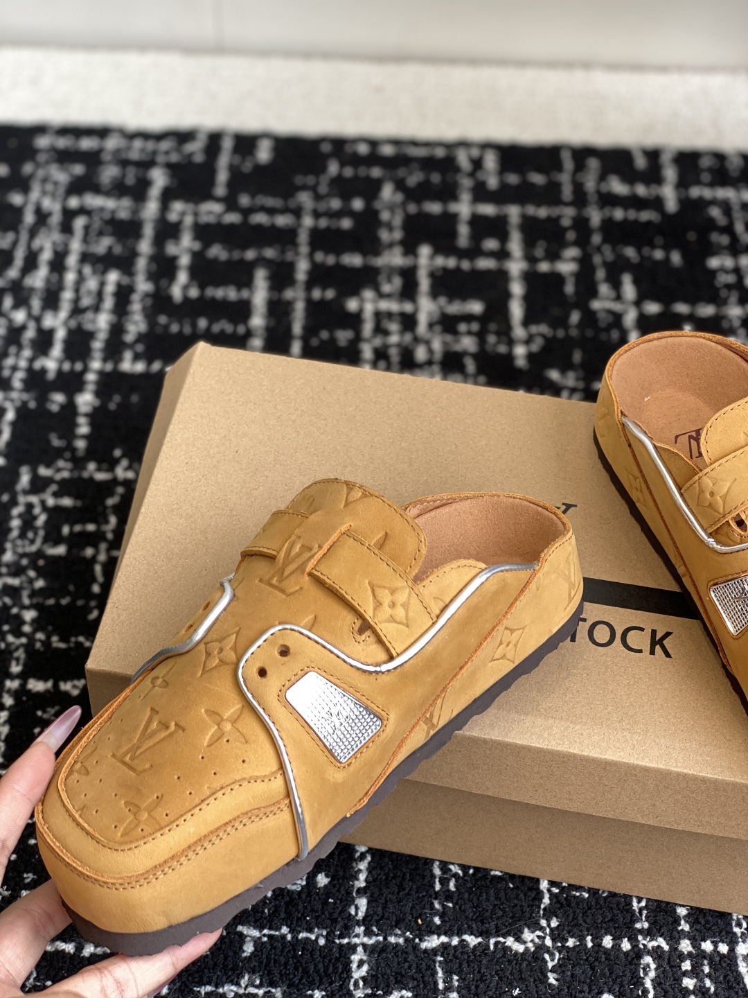 代购级
Birkenstock x 联名Lv 情侣款 系列 这两个品牌刚出联名我就心动了

代购找很久才