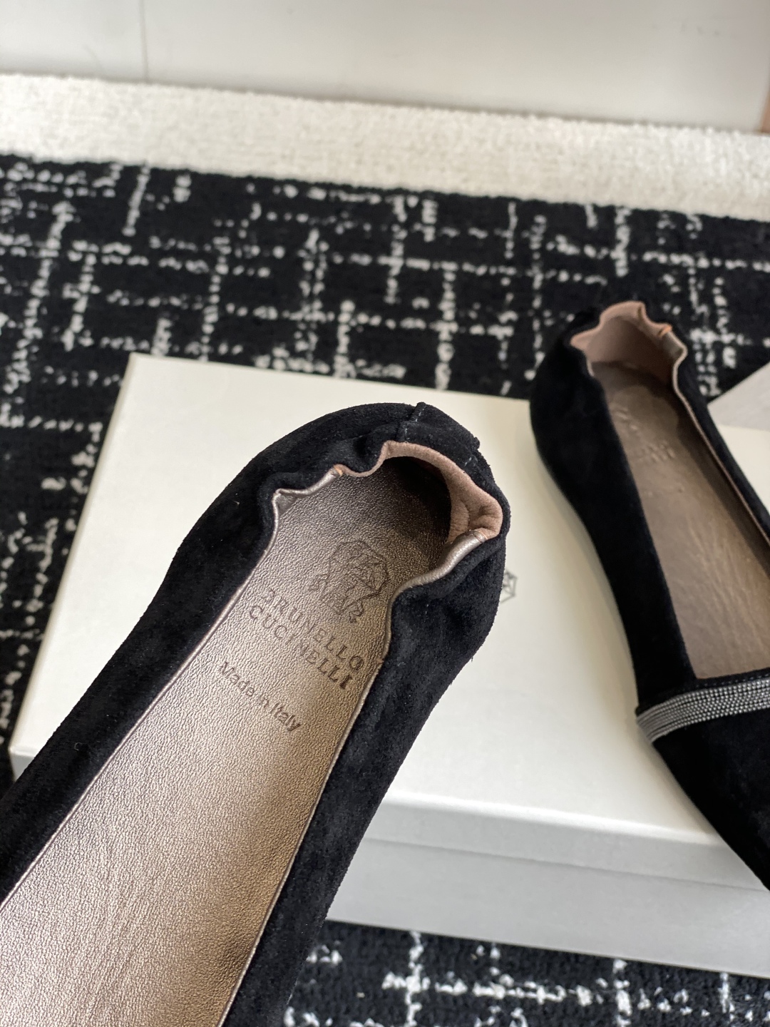 代购级
BrunelloCucinell*·BC 25ss 秋冬 平底方头单鞋

方头鞋一贯是很有女人味