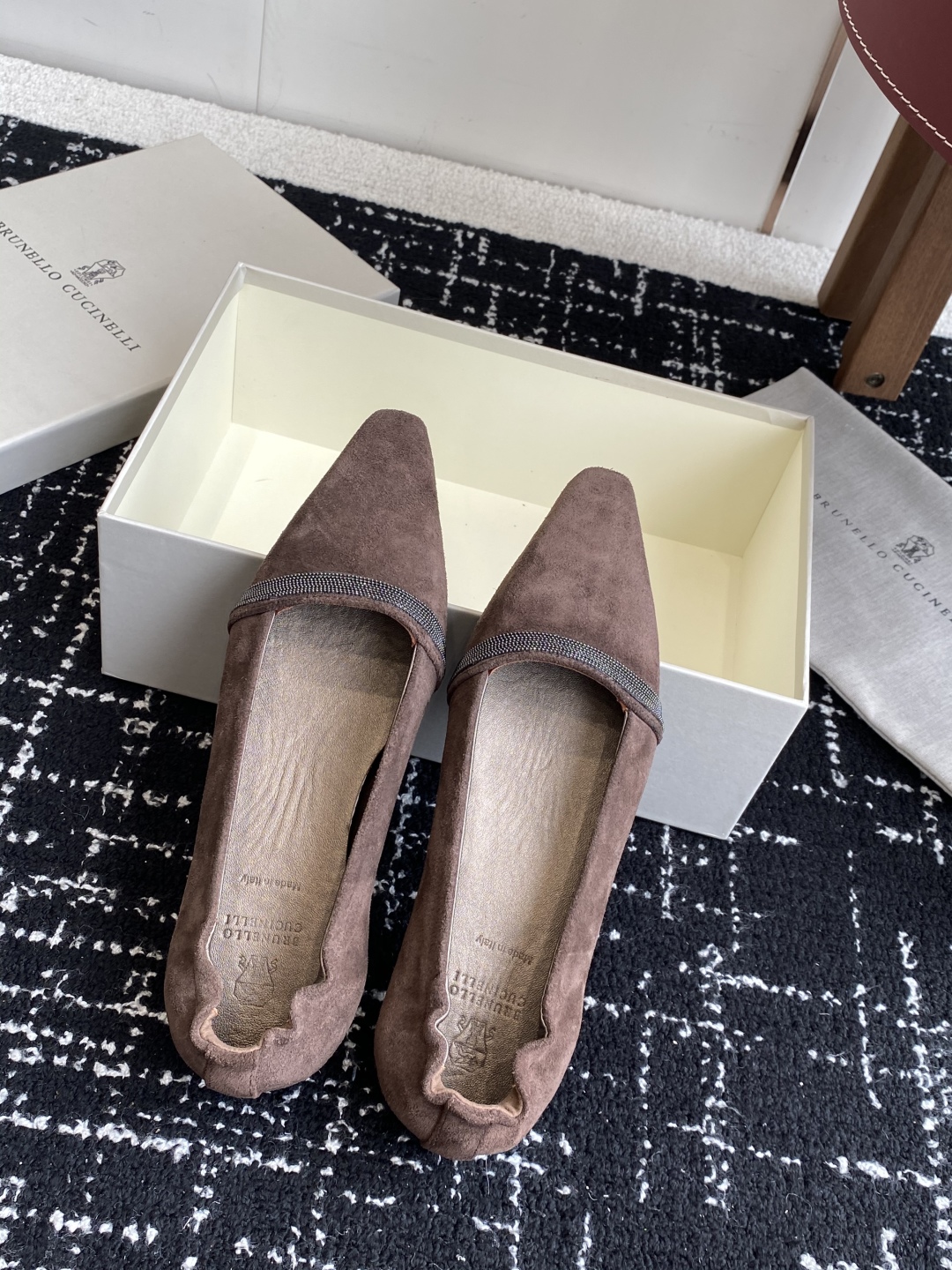 代购级
BrunelloCucinell*·BC 25ss 秋冬 平底方头单鞋

方头鞋一贯是很有女人味