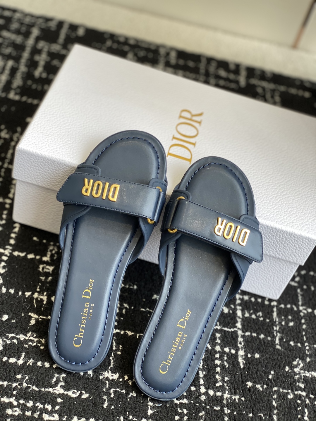 代购级
Dior 25ss act系列沙滩鞋 魔术贴凉拖鞋


鞋面：原版开模牛皮 原版开模大底 最新底