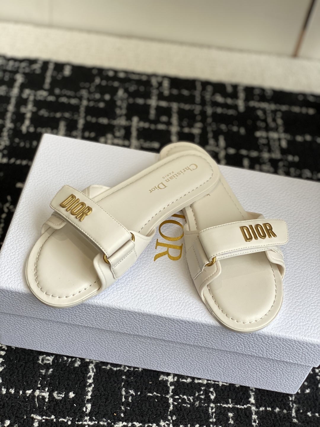 代购级
Dior 25ss act系列沙滩鞋 魔术贴凉拖鞋


鞋面：原版开模牛皮 原版开模大底 最新底