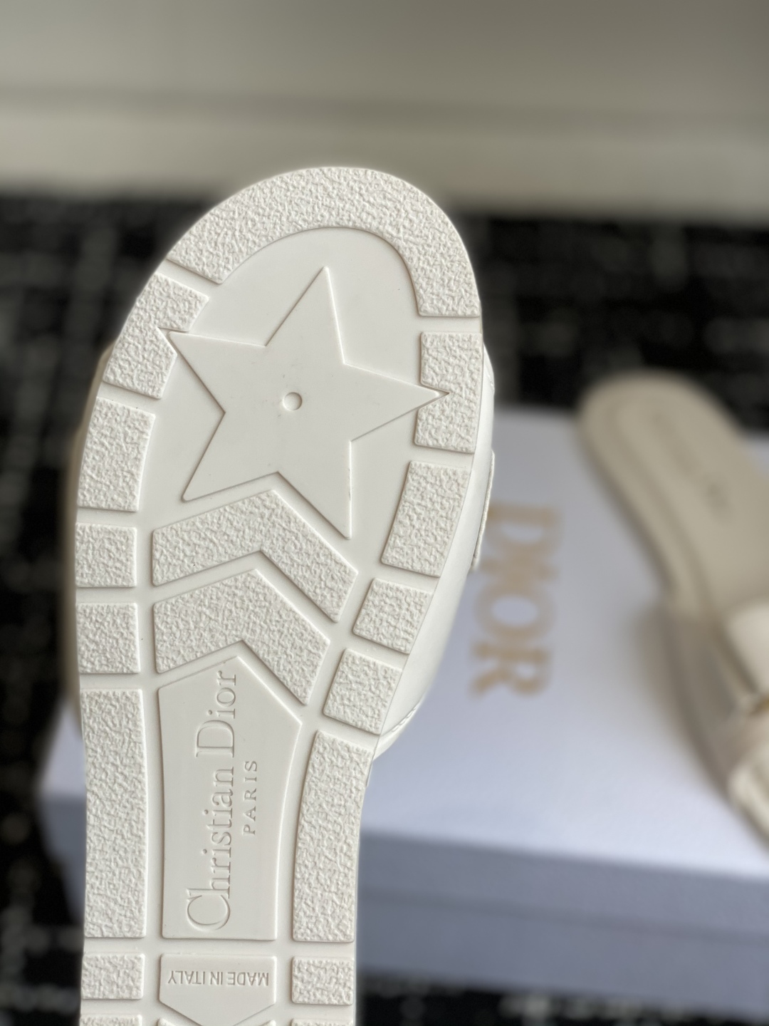 代购级
Dior 25ss act系列沙滩鞋 魔术贴凉拖鞋


鞋面：原版开模牛皮 原版开模大底 最新底