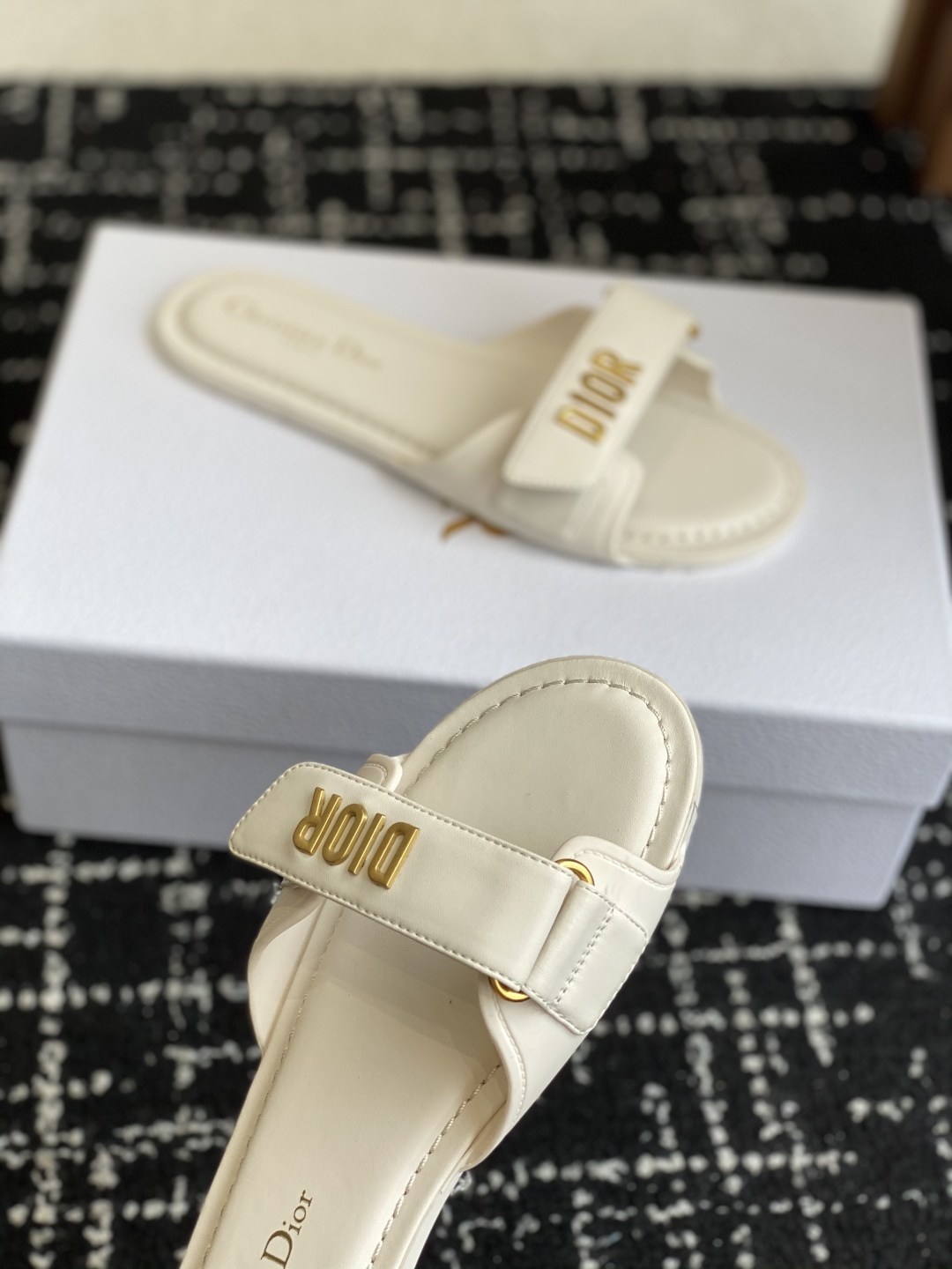 代购级
Dior 25ss act系列沙滩鞋 魔术贴凉拖鞋


鞋面：原版开模牛皮 原版开模大底 最新底