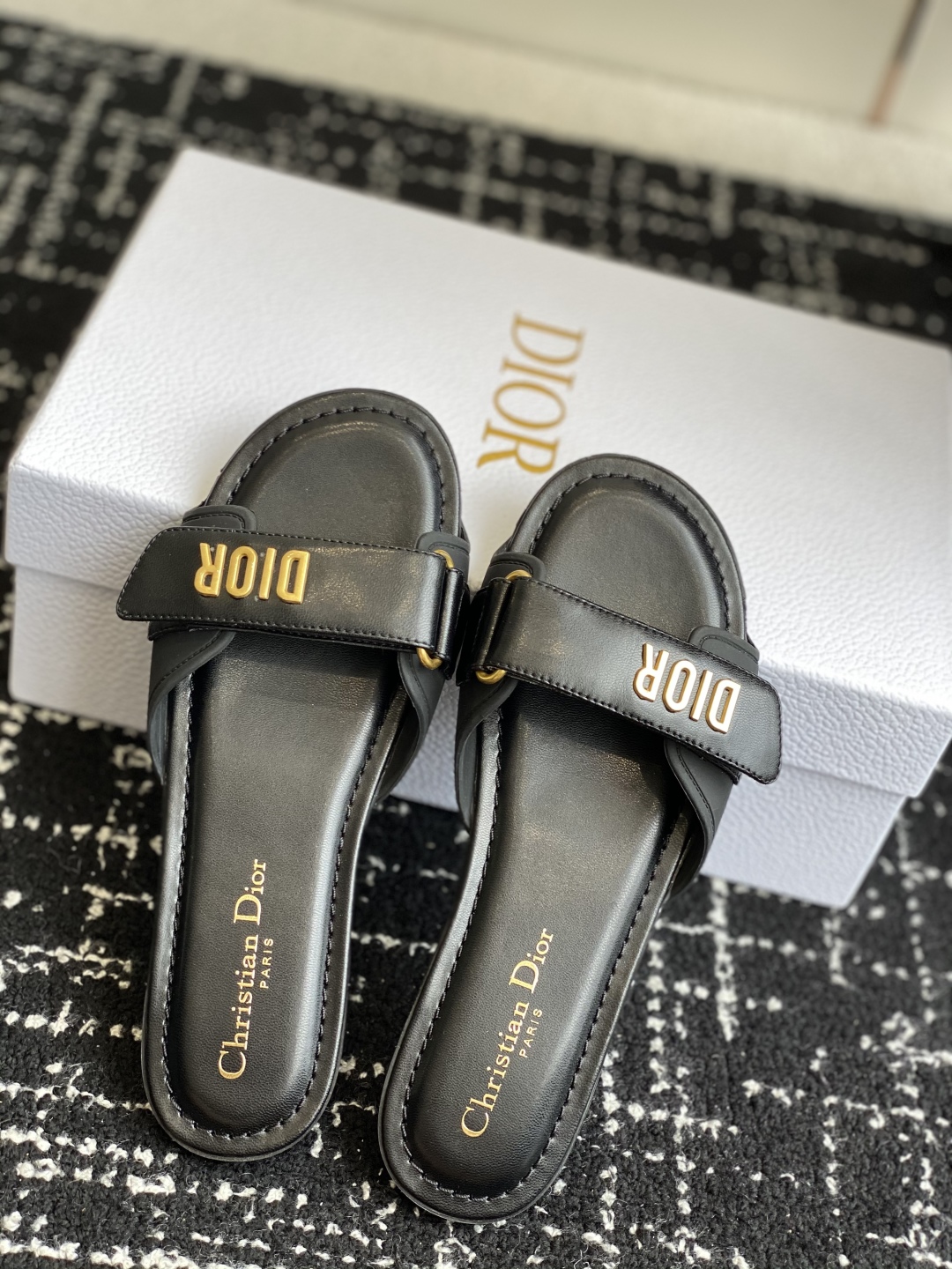 代购级
Dior 25ss act系列沙滩鞋 魔术贴凉拖鞋


鞋面：原版开模牛皮 原版开模大底 最新底