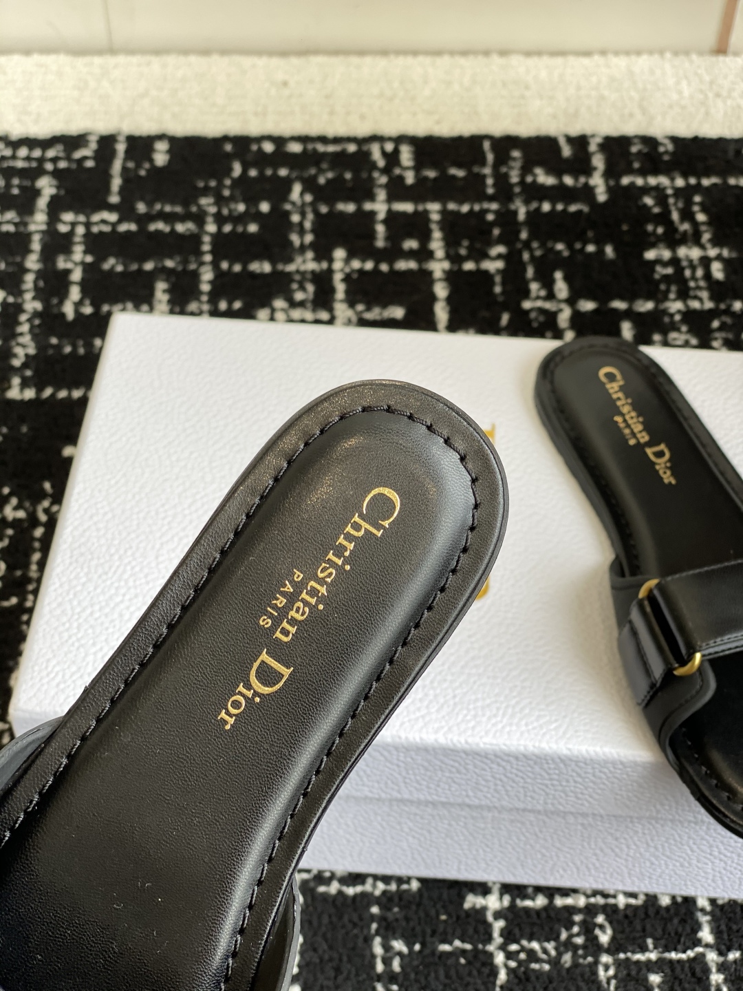 代购级
Dior 25ss act系列沙滩鞋 魔术贴凉拖鞋


鞋面：原版开模牛皮 原版开模大底 最新底