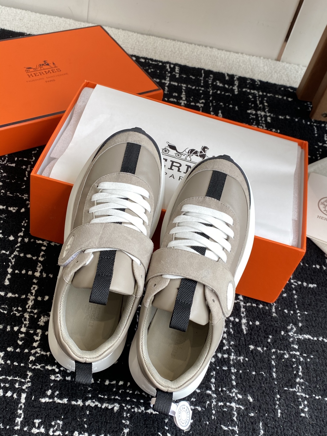 代购级
25ss H家新品  Hermes 爱马仕 运动鞋 

采用进口牛皮 进口麂皮镂空 运动时尚鞋面