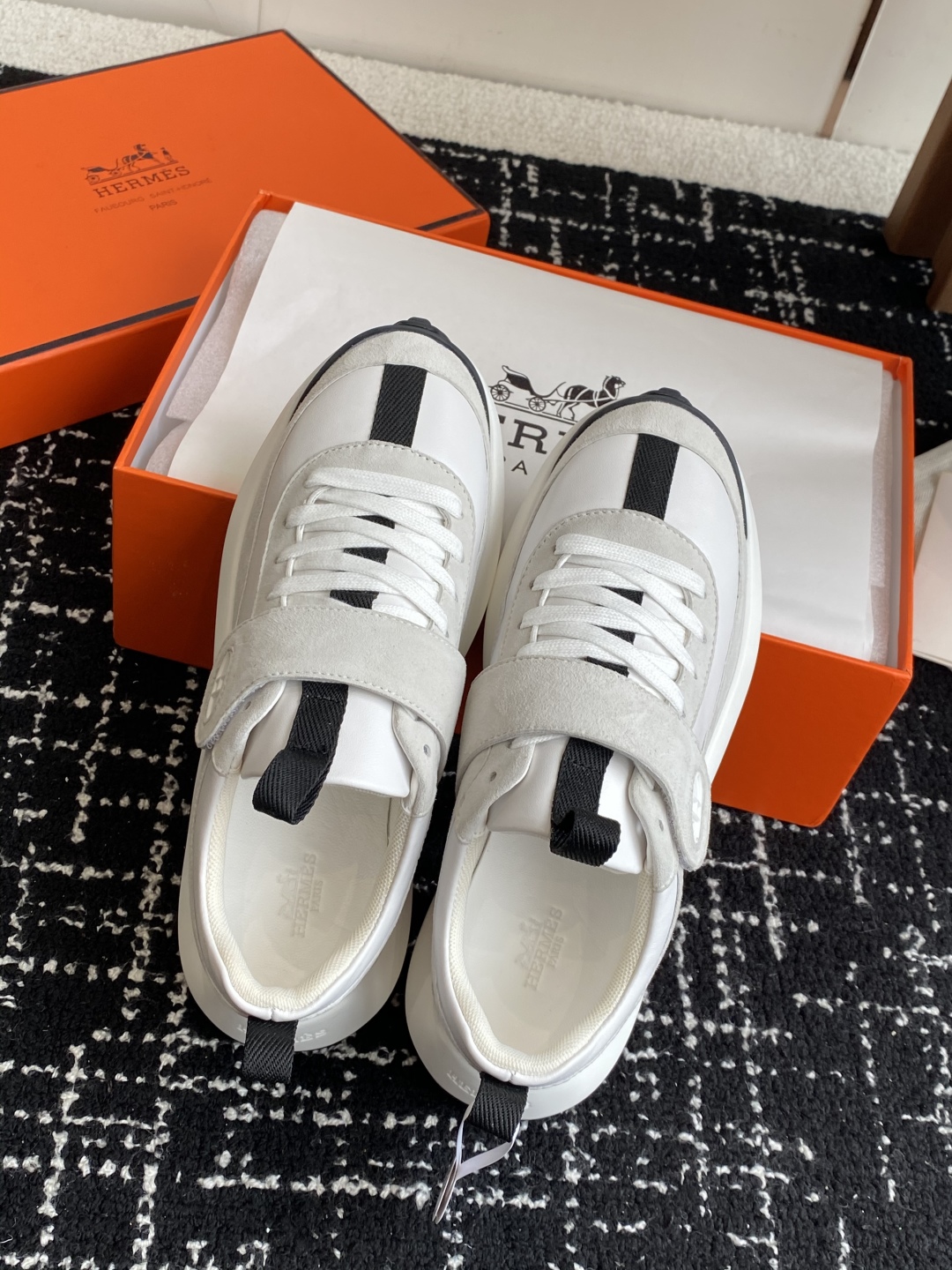 代购级
25ss H家新品  Hermes 爱马仕 运动鞋 

采用进口牛皮 进口麂皮镂空 运动时尚鞋面