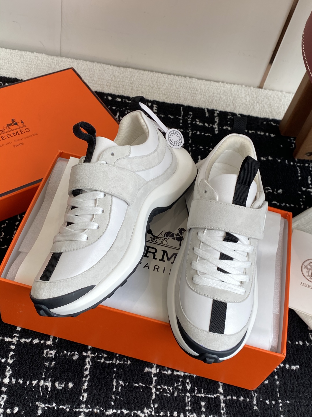 代购级
25ss H家新品  Hermes 爱马仕 运动鞋 

采用进口牛皮 进口麂皮镂空 运动时尚鞋面