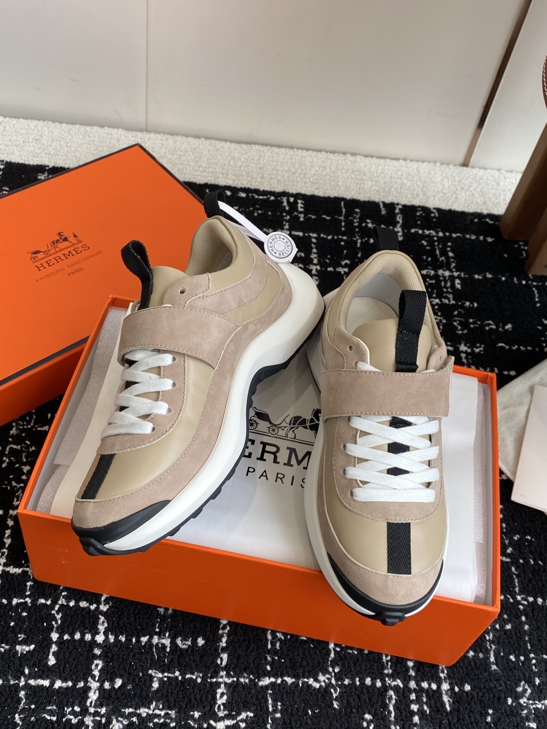 代购级
25ss H家新品  Hermes 爱马仕 运动鞋 

采用进口牛皮 进口麂皮镂空 运动时尚鞋面