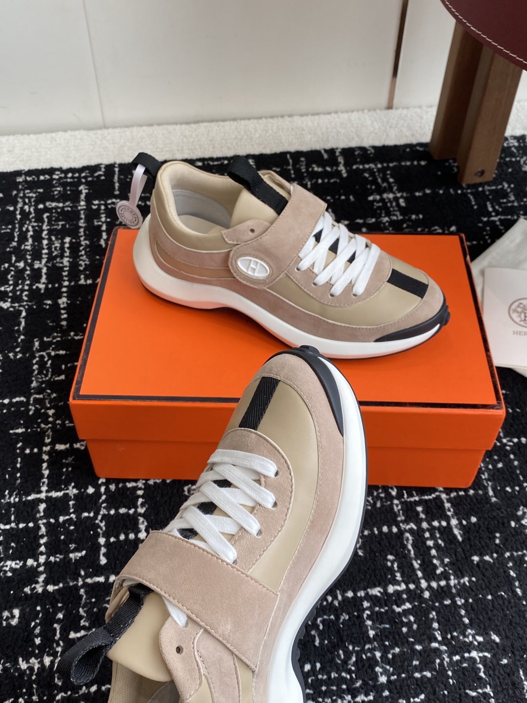 代购级
25ss H家新品  Hermes 爱马仕 运动鞋 

采用进口牛皮 进口麂皮镂空 运动时尚鞋面