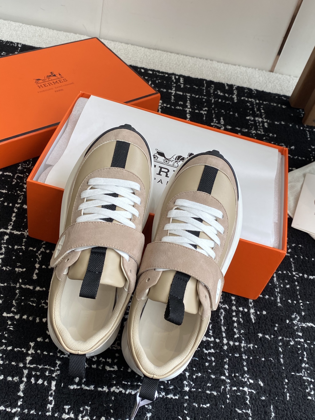 代购级
25ss H家新品  Hermes 爱马仕 运动鞋 

采用进口牛皮 进口麂皮镂空 运动时尚鞋面