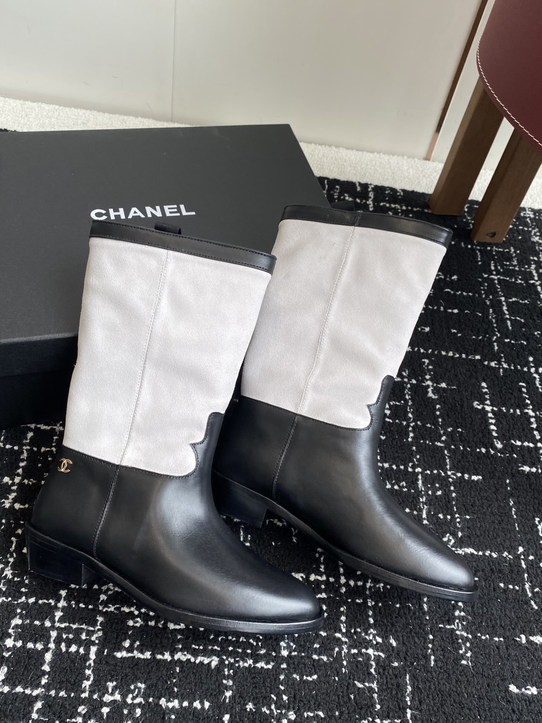 代购级短款Chanel 香奈儿25秋冬小香麂皮拼色一脚蹬骑士中靴高靴！复古风靴子西部牛仔靴！
独特的西部