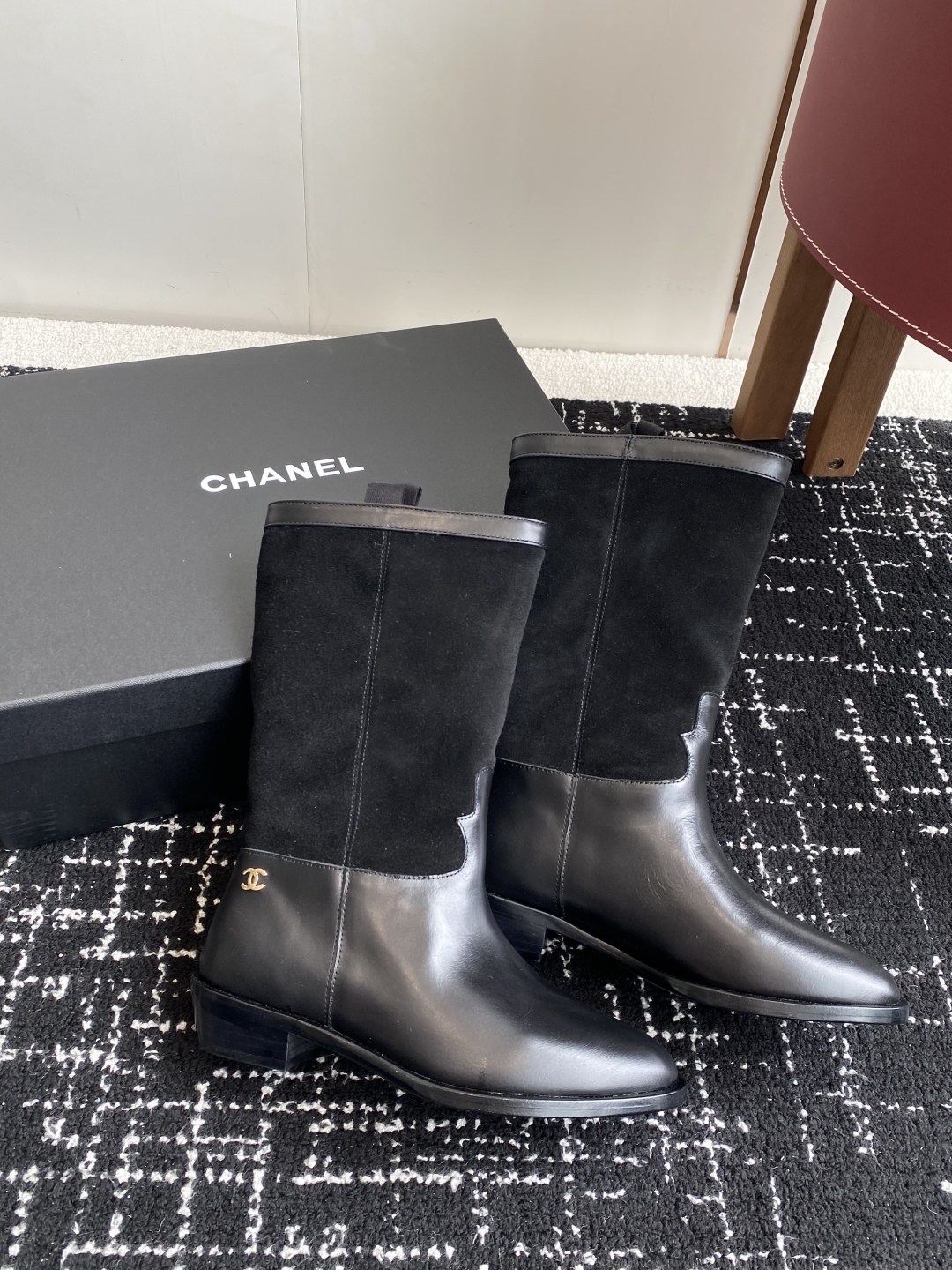 代购级短款Chanel 香奈儿25秋冬小香麂皮拼色一脚蹬骑士中靴高靴！复古风靴子西部牛仔靴！
独特的西部