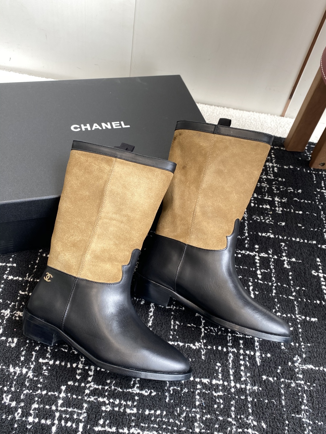 代购级短款Chanel 香奈儿25秋冬小香麂皮拼色一脚蹬骑士中靴高靴！复古风靴子西部牛仔靴！
独特的西部