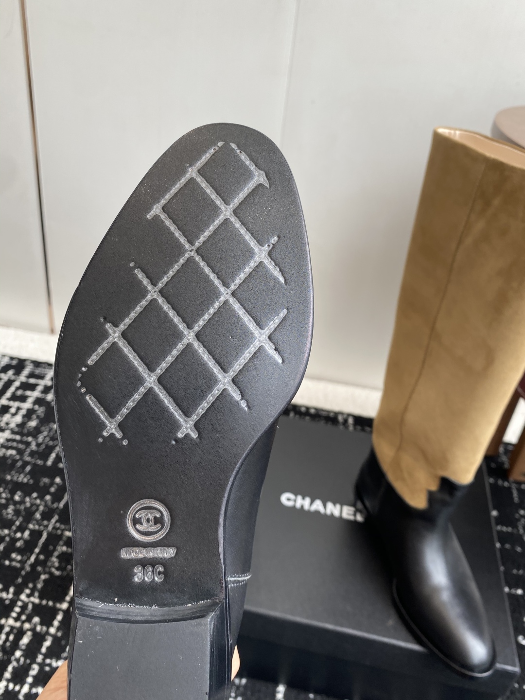 代购级Chanel 香奈儿25秋冬小香麂皮拼色一脚蹬骑士中靴高靴！复古风靴子西部牛仔靴！
独特的西部靴筒