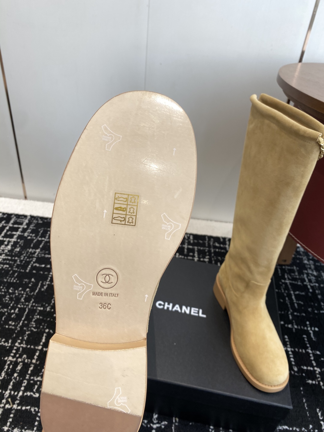 代购级Chanel 香奈儿25秋冬小香麂皮拼色一脚蹬骑士短靴高靴！复古风马丁靴 
独特的西部靴筒设计 流