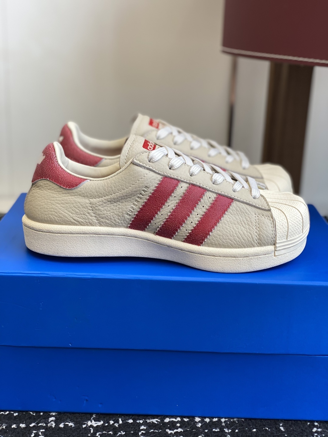 代购级
adidas 联名 avavav 25ss 贝壳头 滑板鞋
不同于上次联名,这次直接在贝壳头
