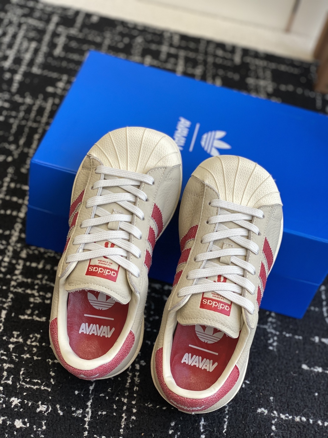 代购级
adidas 联名 avavav 25ss 贝壳头 滑板鞋
不同于上次联名,这次直接在贝壳头