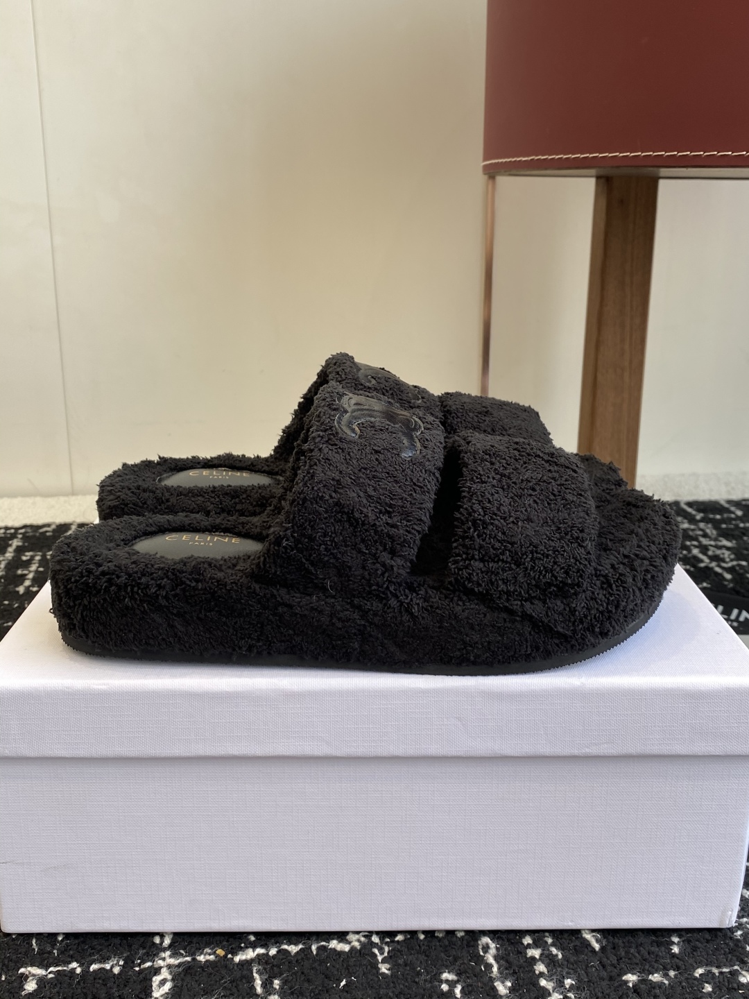 代购级
CELINE/塞琳 25ss 𝐧𝐞𝐰秋冬新品 一脚蹬羊毛拖鞋

这一季的赛琳又让我重新爱了它一次