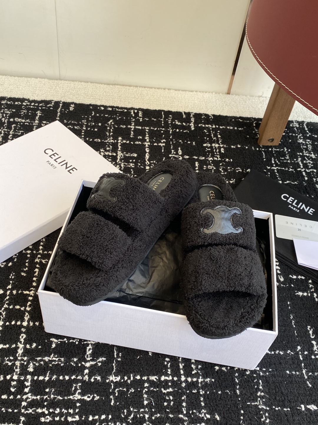 代购级
CELINE/塞琳 25ss 𝐧𝐞𝐰秋冬新品 一脚蹬羊毛拖鞋

这一季的赛琳又让我重新爱了它一次