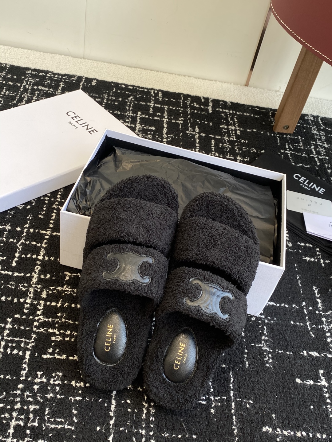 代购级
CELINE/塞琳 25ss 𝐧𝐞𝐰秋冬新品 一脚蹬羊毛拖鞋

这一季的赛琳又让我重新爱了它一次