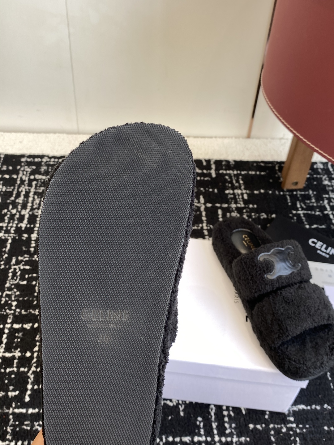 代购级
CELINE/塞琳 25ss 𝐧𝐞𝐰秋冬新品 一脚蹬羊毛拖鞋

这一季的赛琳又让我重新爱了它一次