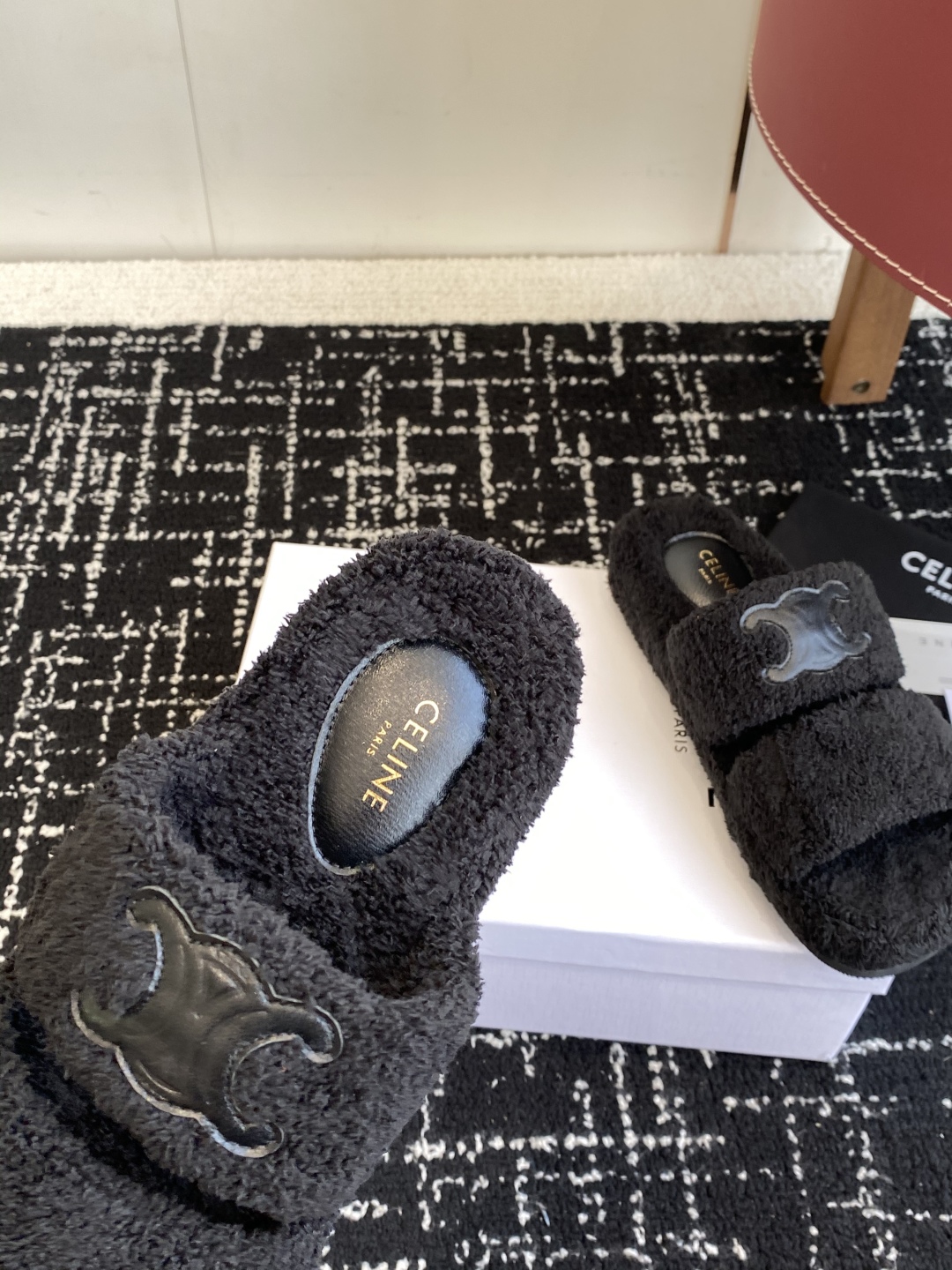 代购级
CELINE/塞琳 25ss 𝐧𝐞𝐰秋冬新品 一脚蹬羊毛拖鞋

这一季的赛琳又让我重新爱了它一次