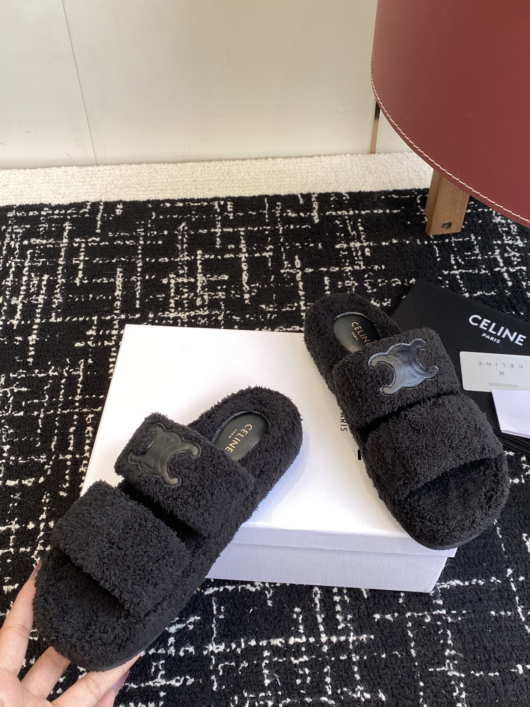 代购级
CELINE/塞琳 25ss 𝐧𝐞𝐰秋冬新品 一脚蹬羊毛拖鞋

这一季的赛琳又让我重新爱了它一次