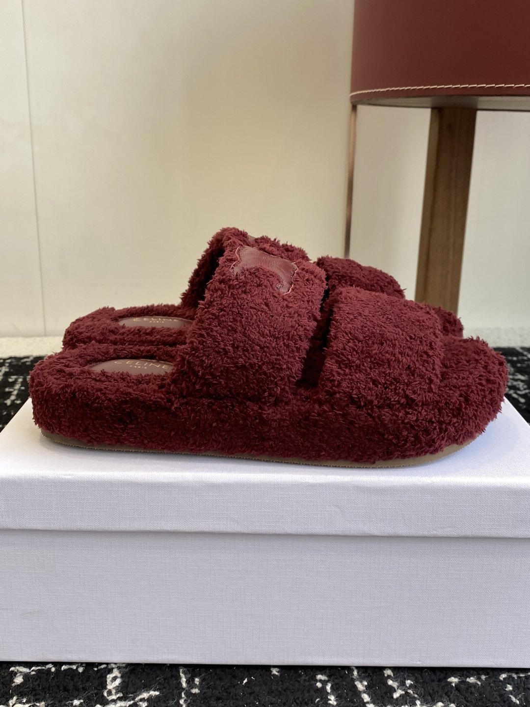 代购级
CELINE/塞琳 25ss 𝐧𝐞𝐰秋冬新品 一脚蹬羊毛拖鞋

这一季的赛琳又让我重新爱了它一次