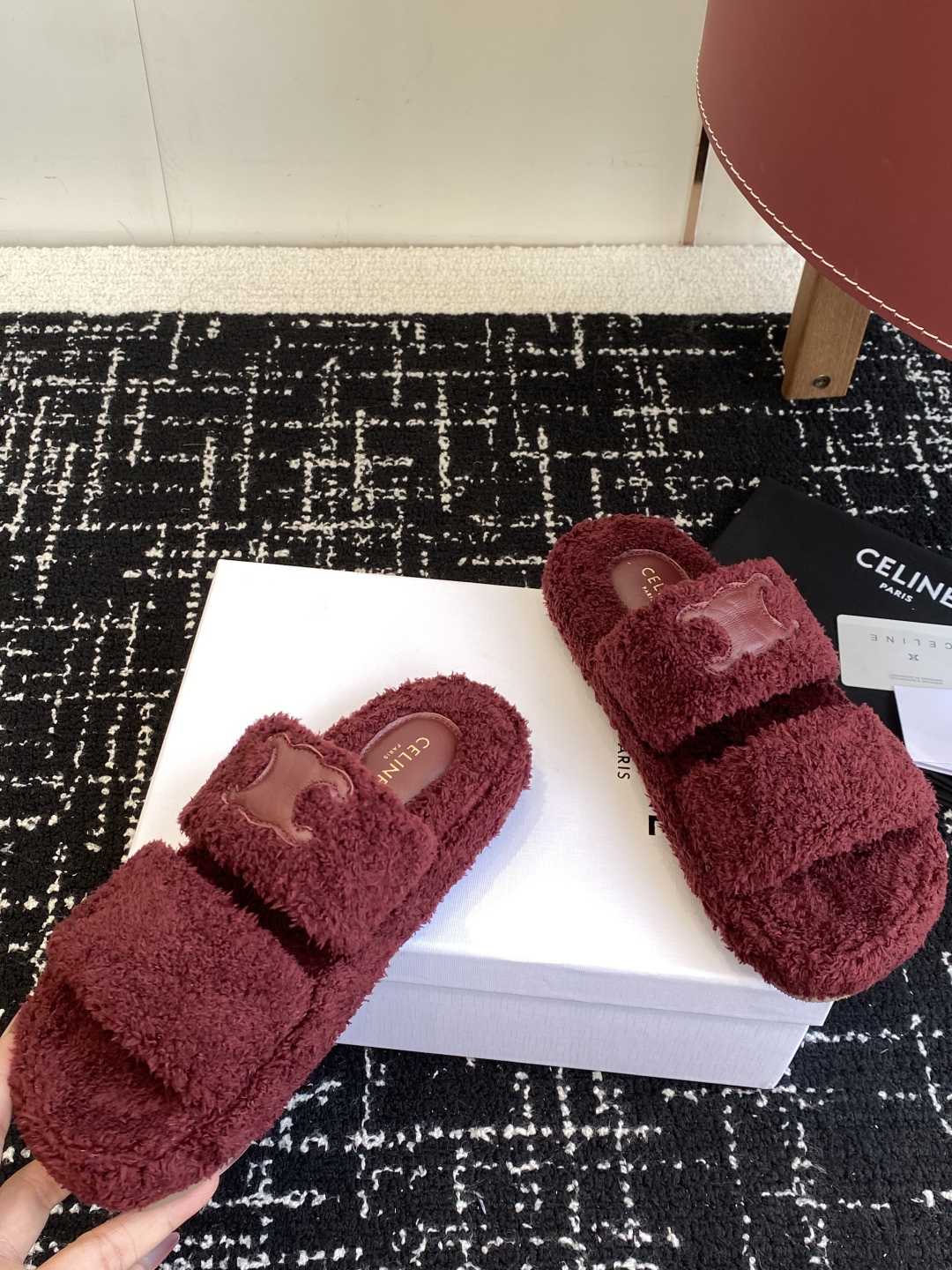 代购级
CELINE/塞琳 25ss 𝐧𝐞𝐰秋冬新品 一脚蹬羊毛拖鞋

这一季的赛琳又让我重新爱了它一次