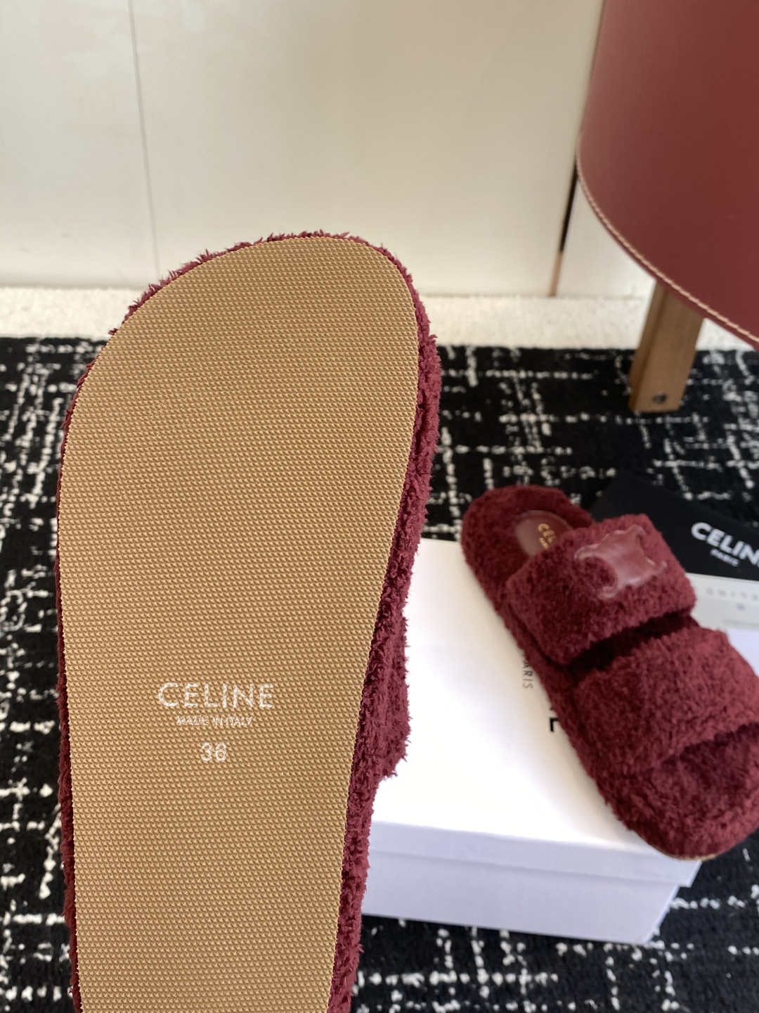 代购级
CELINE/塞琳 25ss 𝐧𝐞𝐰秋冬新品 一脚蹬羊毛拖鞋

这一季的赛琳又让我重新爱了它一次