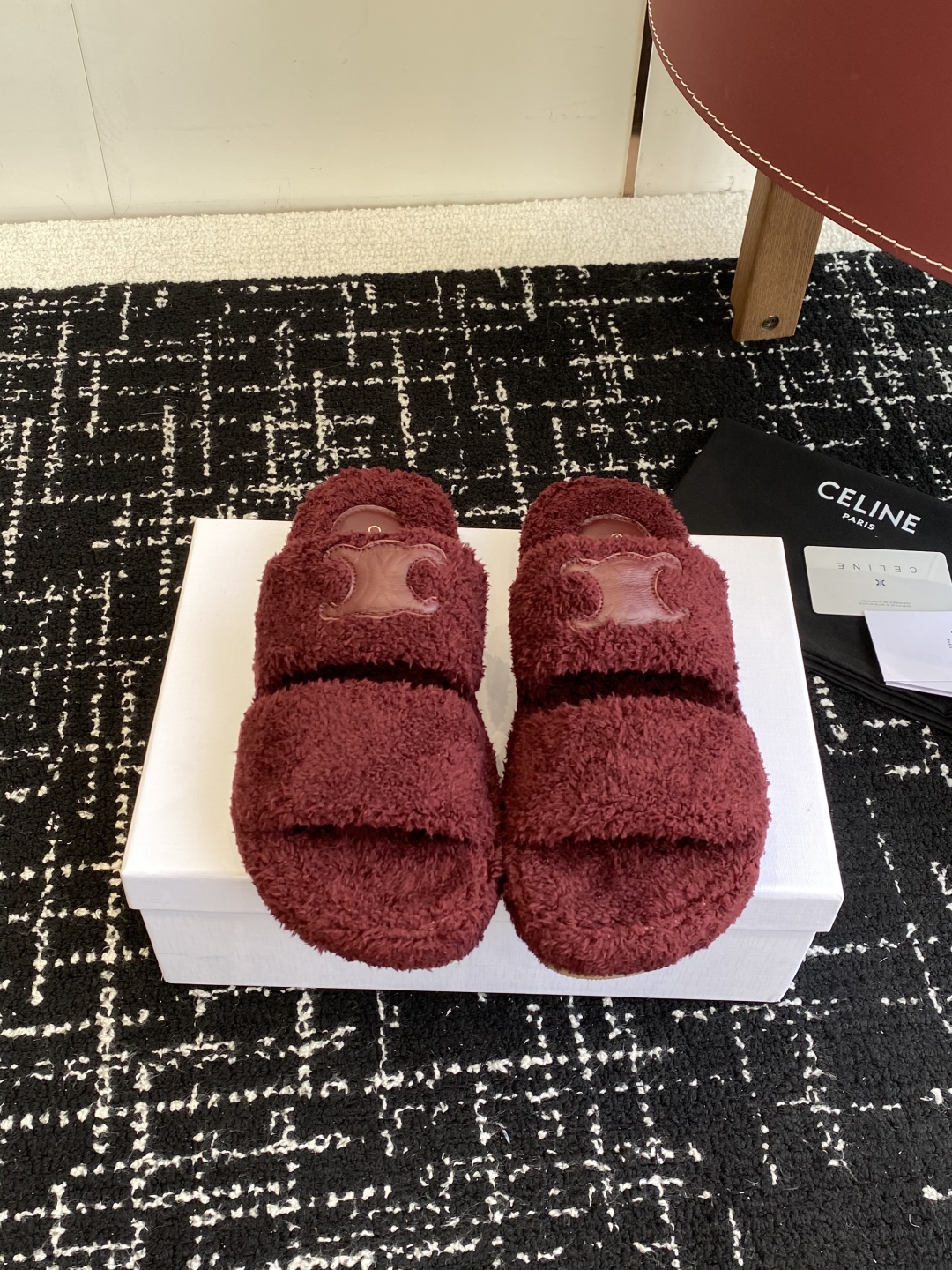 代购级
CELINE/塞琳 25ss 𝐧𝐞𝐰秋冬新品 一脚蹬羊毛拖鞋

这一季的赛琳又让我重新爱了它一次