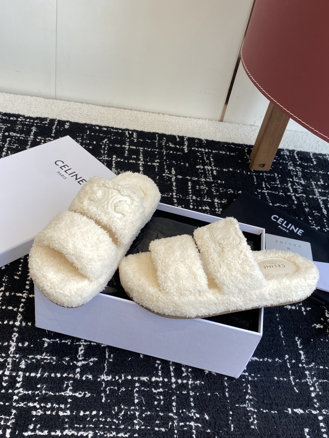 代购级
CELINE/塞琳 25ss 𝐧𝐞𝐰秋冬新品 一脚蹬羊毛拖鞋

这一季的赛琳又让我重新爱了它一次