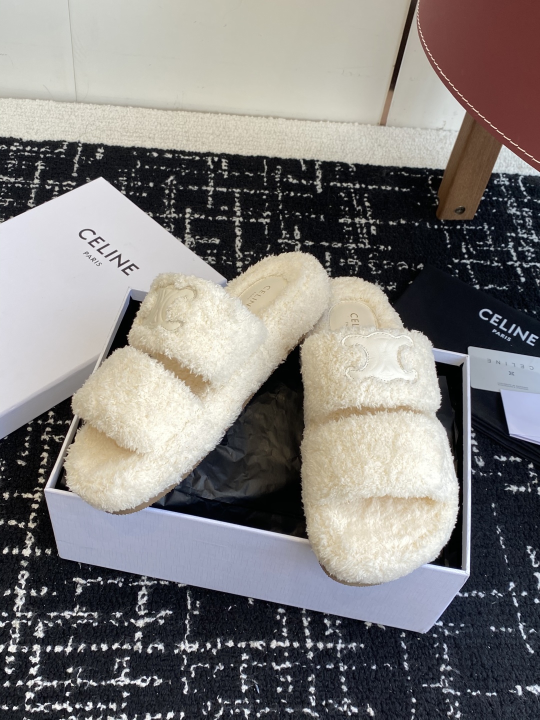 代购级
CELINE/塞琳 25ss 𝐧𝐞𝐰秋冬新品 一脚蹬羊毛拖鞋

这一季的赛琳又让我重新爱了它一次