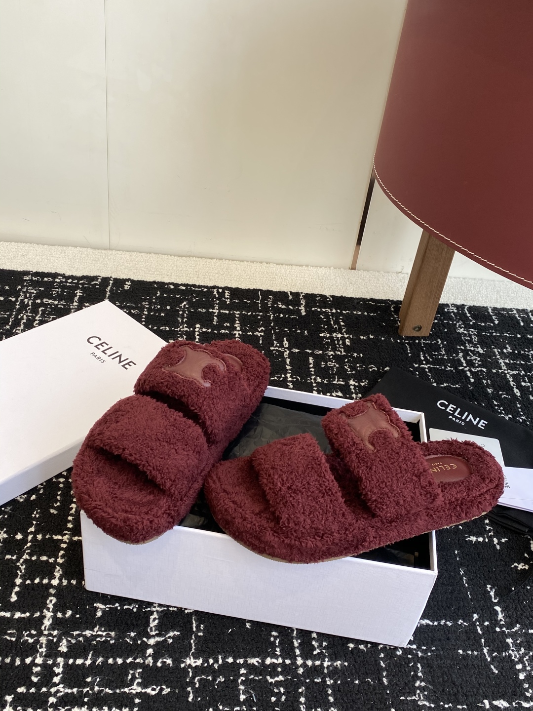 代购级
CELINE/塞琳 25ss 𝐧𝐞𝐰秋冬新品 一脚蹬羊毛拖鞋

这一季的赛琳又让我重新爱了它一次